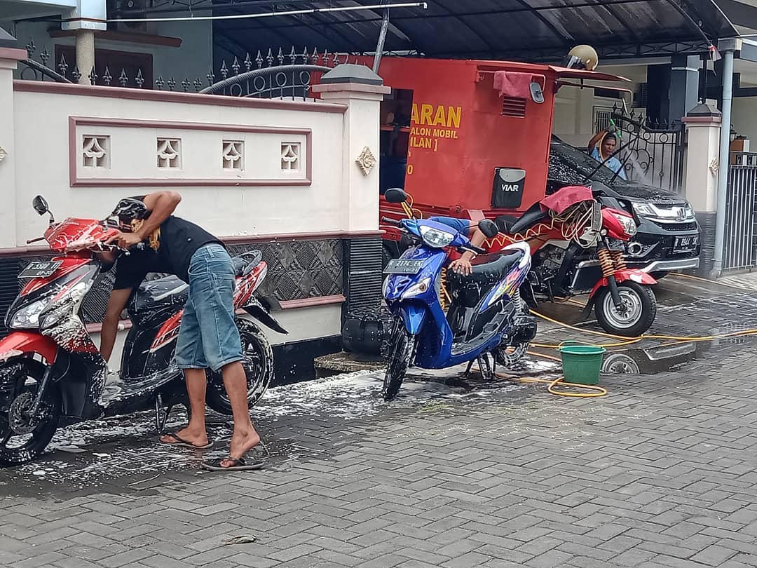 Cuci Motor Berkualitas di Cilacap: Pak Sadiman Jamin Hasil Mengkilap!